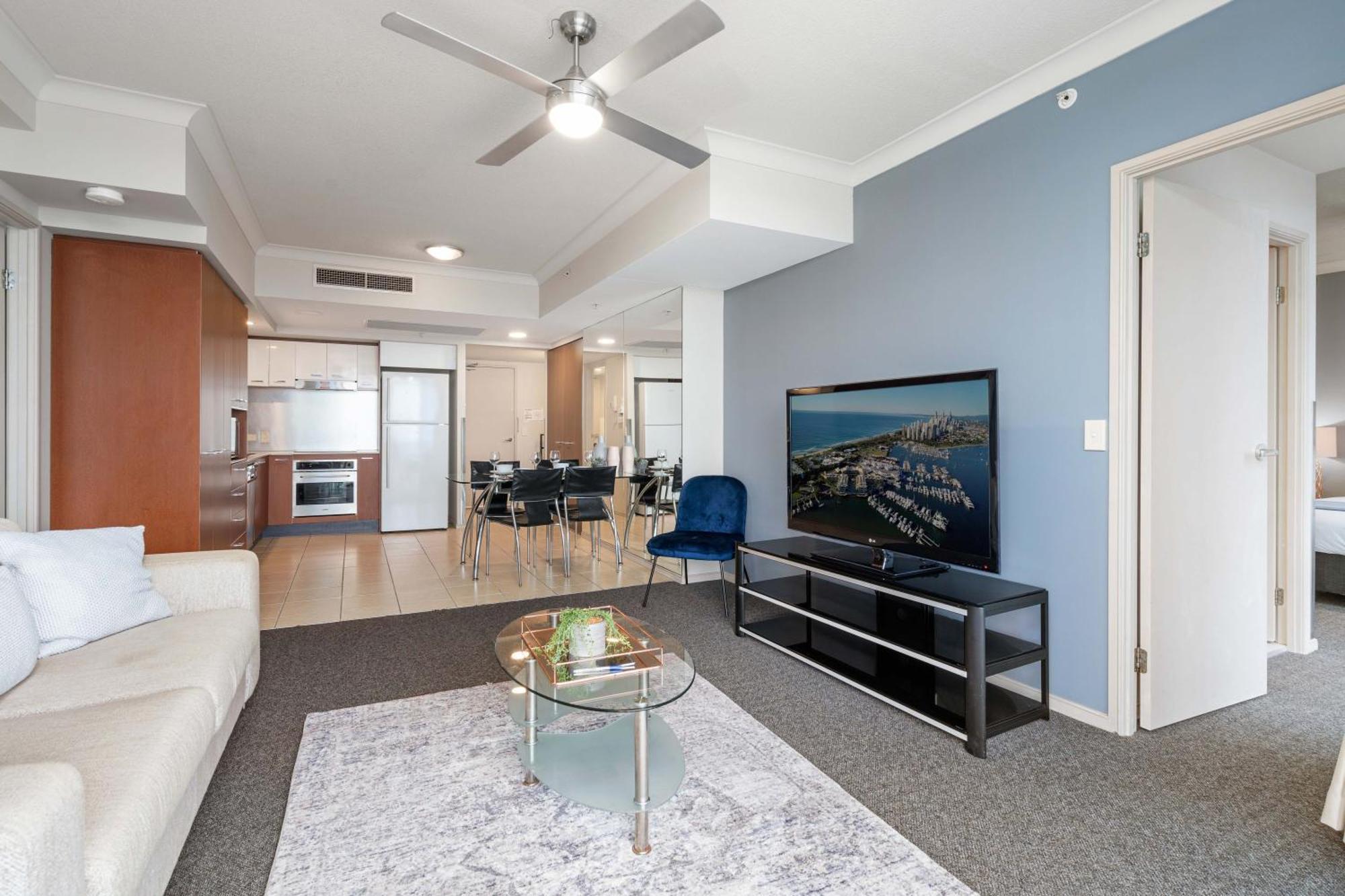 Self Contained At Chevron Renaissance - Privately Managed - Wow Apartment