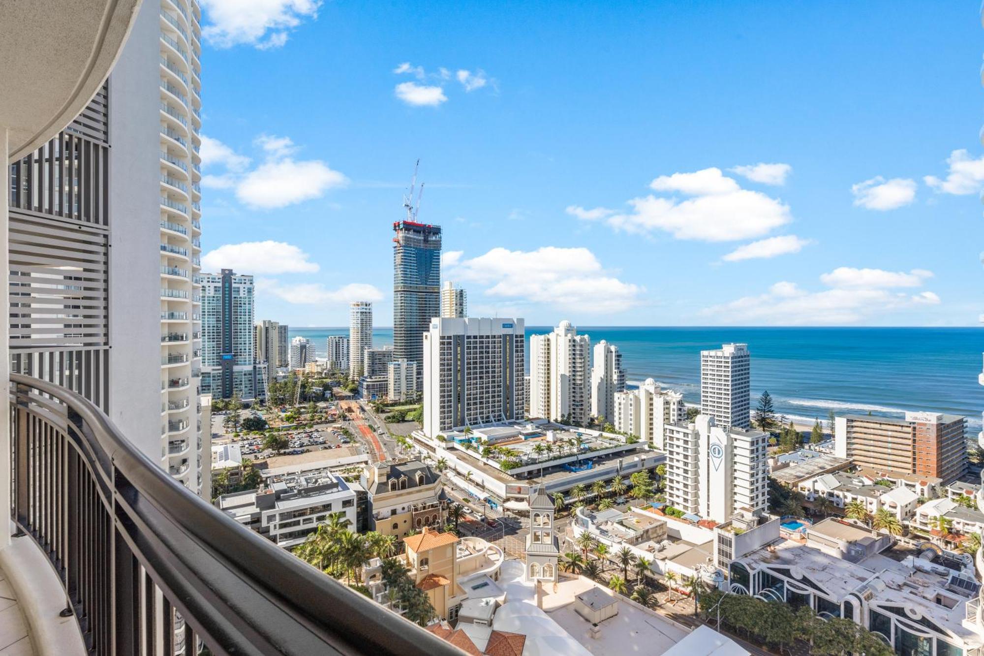 Self Contained At Chevron Renaissance - Privately Managed - Wow Apartment *