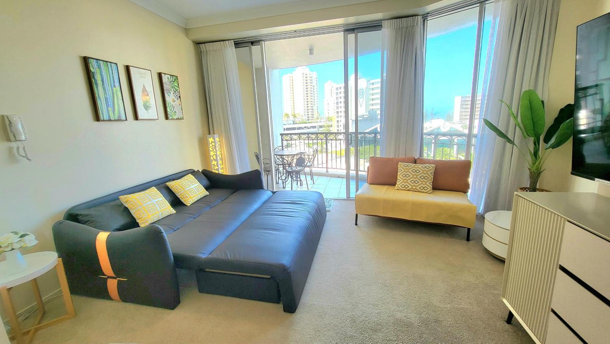 Self Contained At Chevron Renaissance - Privately Managed - Wow